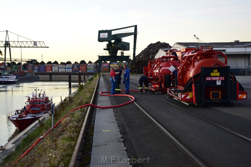 Havarie Wassereinbruch Motorraum beim Schiff Koeln Niehl Niehler Hafen P238.JPG - Miklos Laubert